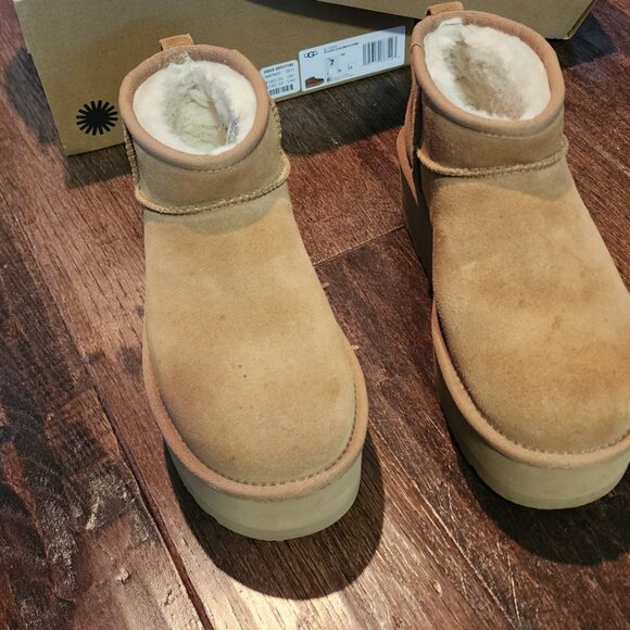 Ugg Classic Mini Platform - Picture 1 of 6